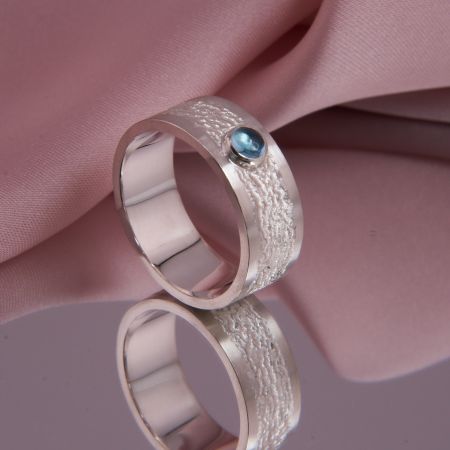 Handgefertigter Silberring Nerion mit rundem Swiss Blue Blautopas im Cabochon-Schliff.